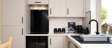 冷蔵庫、電子レンジ、オーブン、コンロ