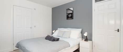 4 عدّة غرف نوم ومكواة/لوح كي وواي فاي وملاءات أسرّة