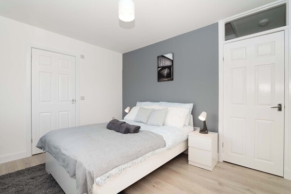 4 bedrooms, iron/ironing board, WiFi, bed sheets