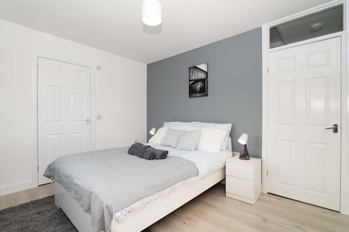 4Bed-House-2Bath-Free Parking-by Holiday Homes