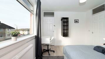 4 bedrooms, iron/ironing board, WiFi, bed sheets