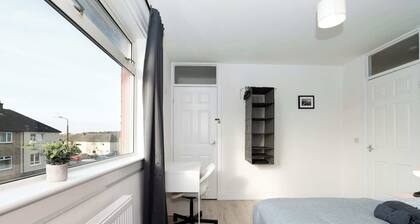 4Bed-House-2Bath-Free Parking