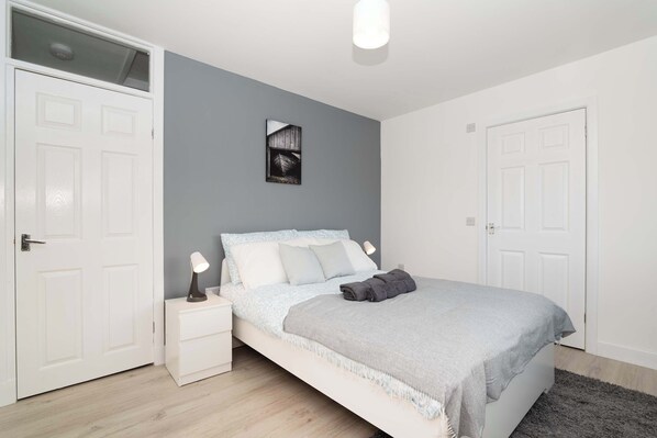 4 bedrooms, iron/ironing board, WiFi, bed sheets