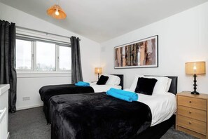 3 quartos, ferros/tábuas de passar roupa, Wi-Fi, roupa de cama