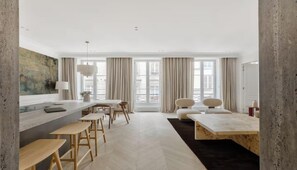 Interior - PARISIAN LUX - NESTLED BETWEEN LA MADELEINE & THE OPÉRA GARNIER - RUE VIGNON (Paris)