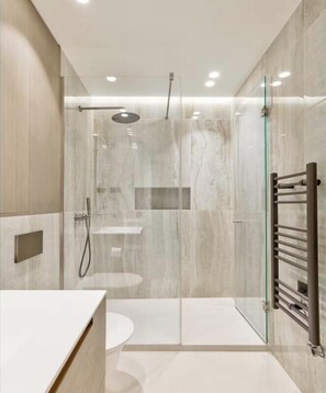 Douche, séchoir à cheveux, serviettes fournies, savon