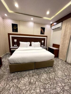 Deluxe Room | In-room safe, desk, laptop workspace, blackout drapes - Hyatt town 1 (Umluj)