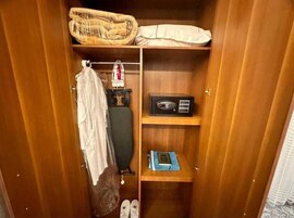 Caja de seguridad en la habitación y escritorio 