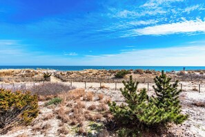 On the beach - Oceanfront - 72nd street - Oceanview - 2 BR, 2 BA, Sleeps 7 (Ocean City)