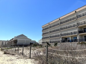 Hotel aan het strand met meerdere balkons en een toegang tot het strand.