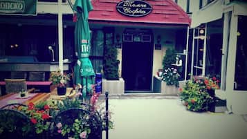 Room, 1 Bedroom, Smoking, City View | Tempat makan