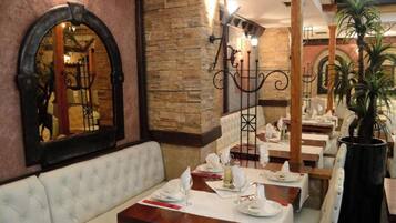 Room, 1 Bedroom, Smoking, City View | Ruang makan