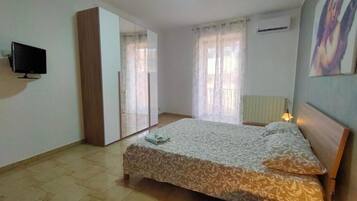 Tabla de planchar con plancha, wifi y ropa de cama