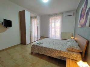 Tabla de planchar con plancha, wifi y ropa de cama 