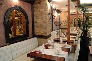 Room, 1 Bedroom, Accessible, City View | Dining room