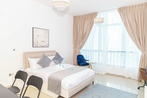 A modern hotel room with a large bed, a desk, and a chair. - Bloomfields Classic STU in Hydra Al Reem (Abu Dhabi)