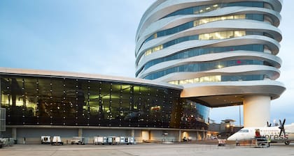 Spacious & Central | Hot Tub | AC | Sleep 12 |Yard