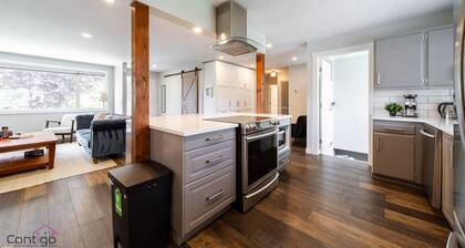 Spacious & Central | Hot Tub | AC | Sleep 12 |Yard