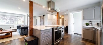 Spacious & Central | Hot Tub | AC | Sleep 12 |Yard