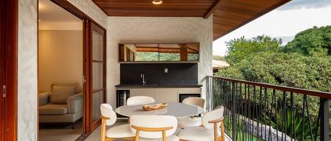 Luxury Apartment | Outdoor dining