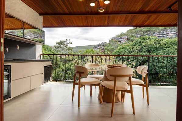 Luxury Apartment | Outdoor dining