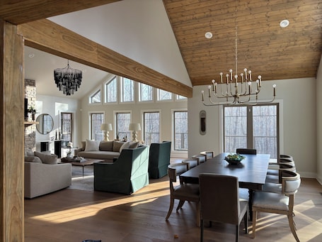 Interior. Luxury Retreat - Perfect for Weddings, Furniture Market Visits, and Relaxation