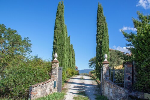 Colle Mafalda - Charming Countryside Villa with Infinity Pool and Stunning Views