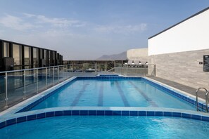 2 outdoor pools - Radisson Hotel Madinah (Madinah)