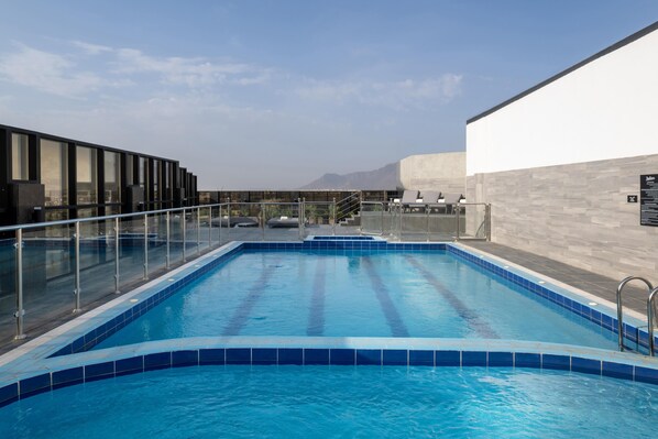 2 outdoor pools