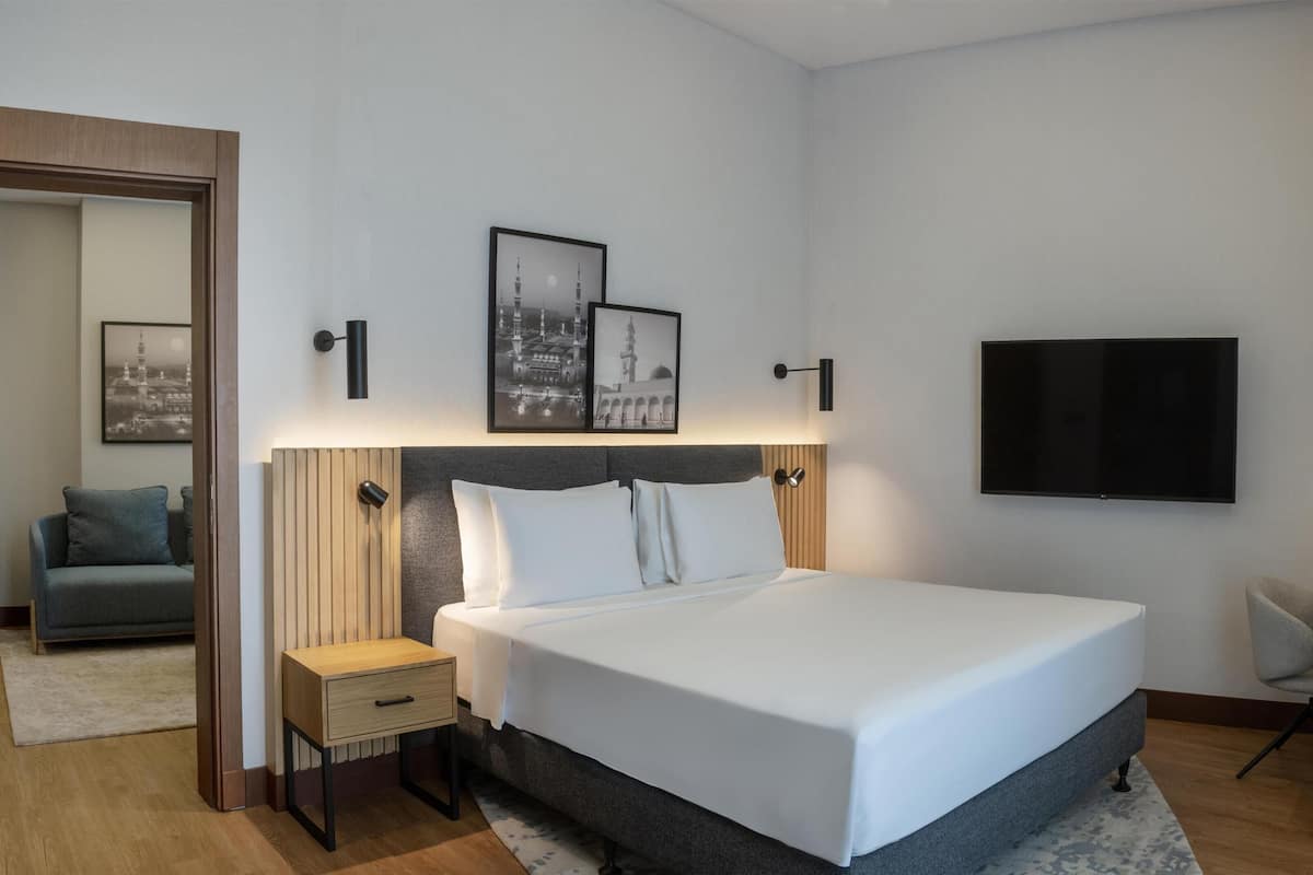 Junior Suite | Egyptian cotton sheets, premium bedding, minibar, in-room safe