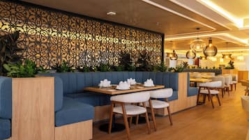 Desayuno buffet (SAR 95 por persona)