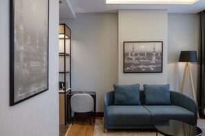 Egyptian cotton sheets, premium bedding, minibar, in-room safe - Radisson Hotel Madinah (Madinah)