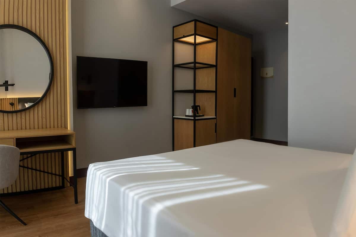 Egyptian cotton sheets, premium bedding, minibar, in-room safe