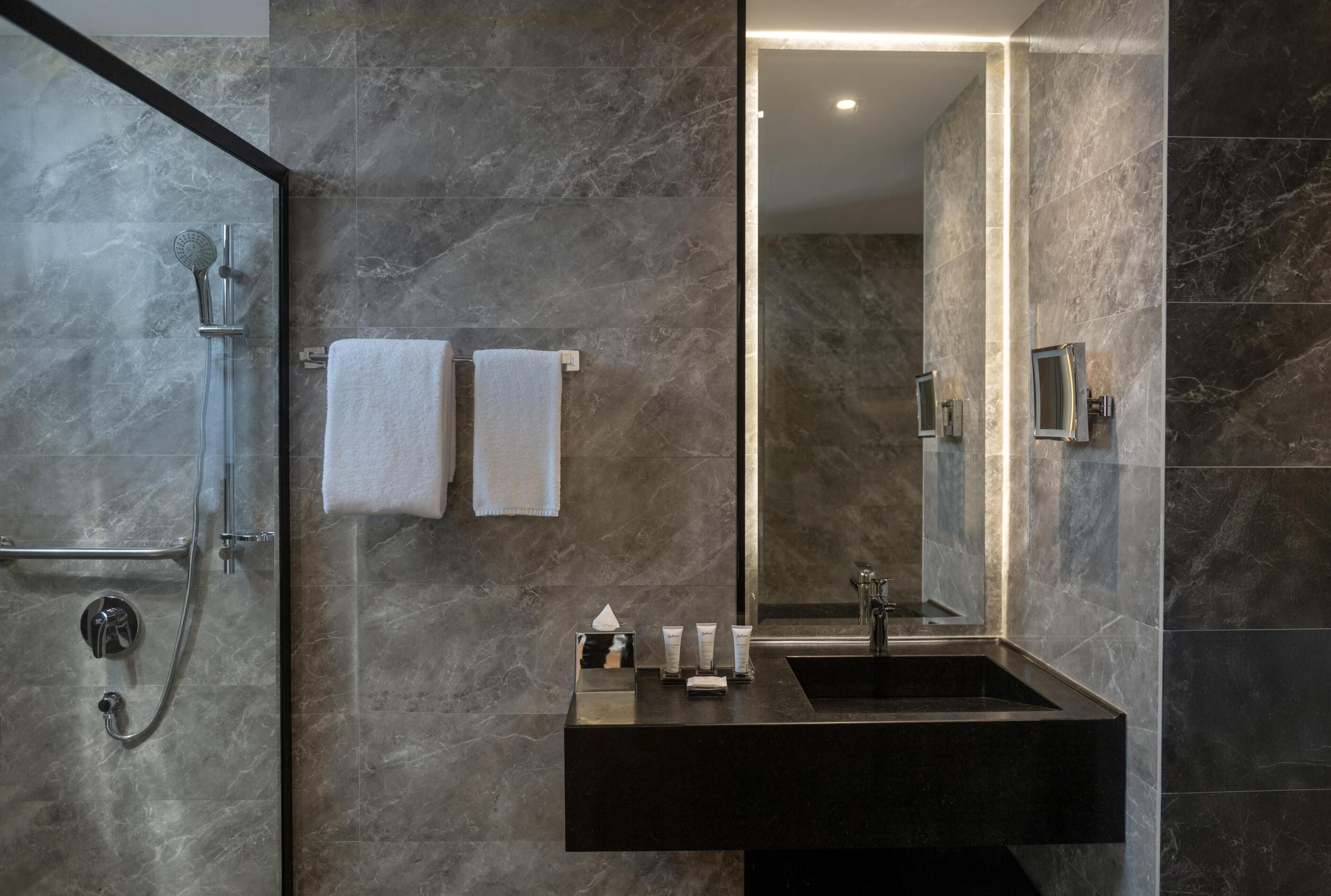 Chuveiro, ducha de hidromassagem, produtos de toalete de grife 