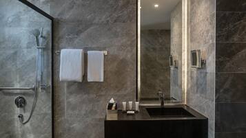 Douche, douche hydromassante, articles de toilette de luxe