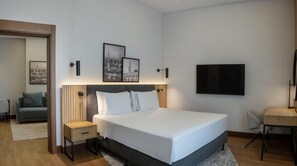 Junior Suite | Egyptian cotton sheets, premium bedding, minibar, in-room safe - Radisson Hotel Madinah (Madinah)