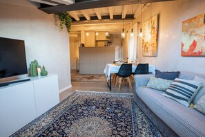 Smart TV, books, stereo