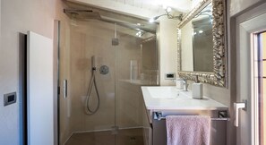 Shower, hair dryer, bidet, towels