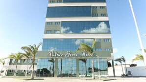 Un immeuble à plusieurs étages sur lequel on peut lire l’inscription : « Palace Green Hotel ».