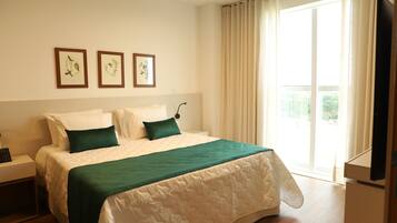 Quarto casal família, vista para a cidade | Cofres nos quartos, espaço de trabalho para notebook, cortinas blackout