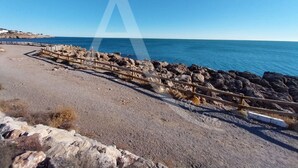 A coastal area with a rocky shoreline, a wooden fence, and a clear blue sky. - CAP CORNICHE - Studio cabine terrasse, clim, internet et parking (Sète)