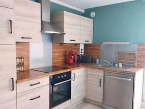 Geladeira, micro-ondas, fogão, lava-louças