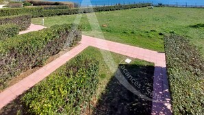 A landscaped garden with a paved pathway, a view of the sea, and a fence along the edge. - CAP CORNICHE - Studio cabine terrasse, clim, internet et parking (Sète)