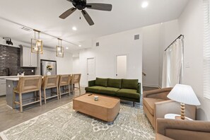 TV - NEW•Acadian House•Lux KING Bds•Arcade•Garage•85"TV (Lafayette)