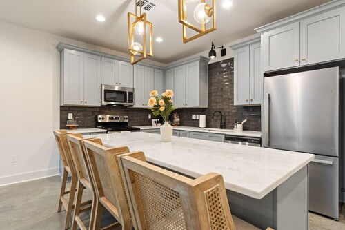 NEW•Acadian House•Lux KING Bds•Arcade•Garage•85"TV