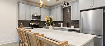 NEW•Acadian House•Lux KING Bds•Arcade•Garage•85"TV