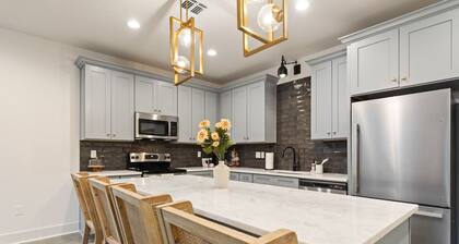 NEW•Acadian House•Lux KING Bds•Arcade•Garage•85"TV