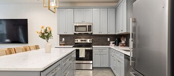 NEW•Acadian House•Lux KING Bds•Arcade•Garage•85"TV