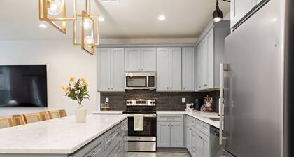 NEW•Acadian House•Lux KING Bds•Arcade•Garage•85"TV