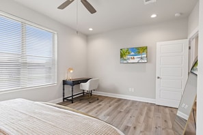 2 bedrooms, desk, iron/ironing board, WiFi - Sugarcane House•KING Beds•Near Sports Complex•Luxe (Youngsville)
